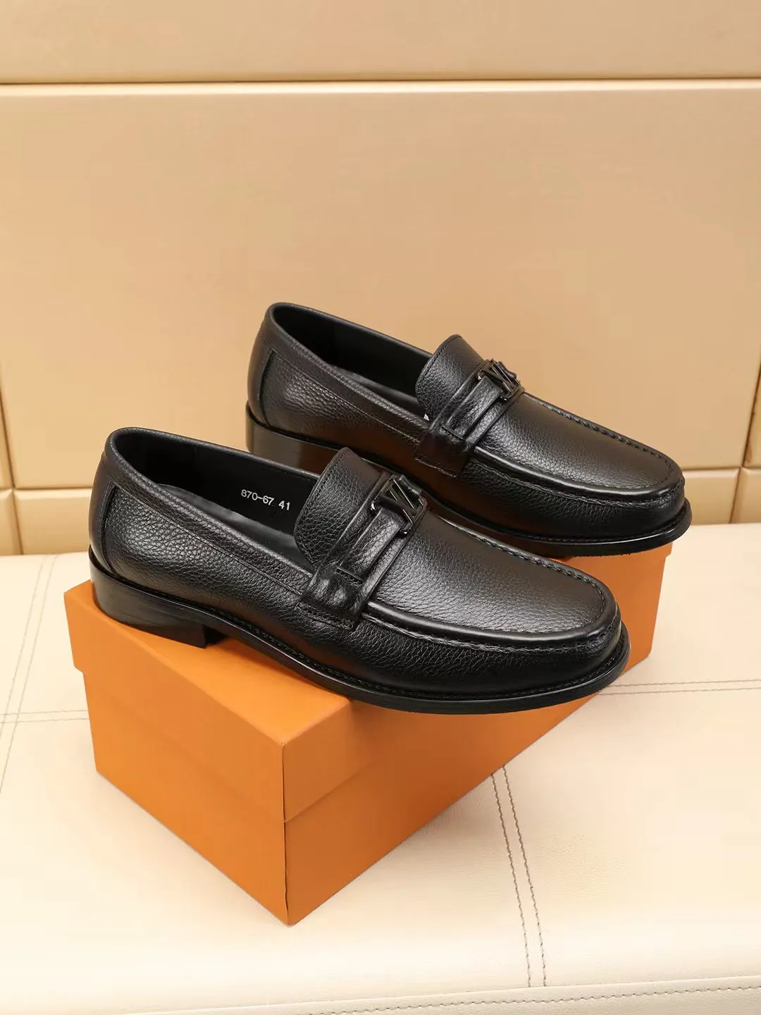 Men's shoes 440 💰 Louis Vuitton LV ® 🆕 model 🔛Full shoe counter, first layer cowhide, 🐂leather lined casual shoes for men, super soft outsole, essential for driving. Synchronized with the counter, original first layer cowhide, completely 1:1 mold customization🌹top version, color optional! Number: 39-44 (customized at 38.45.46)